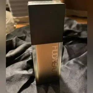 そら Huda Beauty CUSTARD Huda Beauty Easy Blur Foundation - Custard 220N – BEAUTIZSHOP